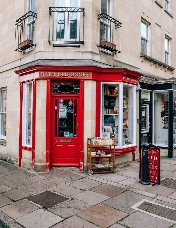 Librería acogedora y grandiosa con fachada roja y escaparate a la calle, una de las librerías y bibliotecas mágicas del mundo.