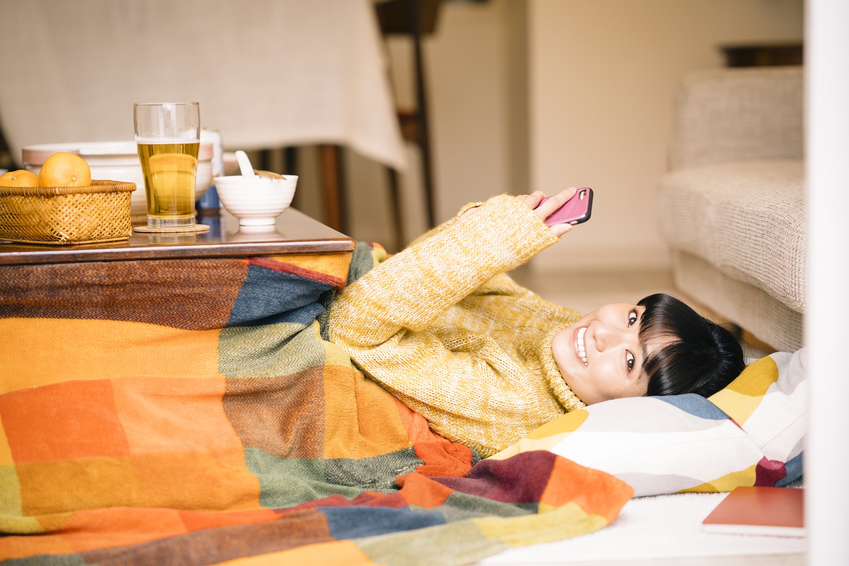 코타츠 아래에 앉아있는 모습